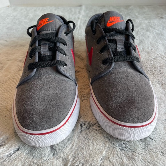 Nike Toki Low Suede Casual shoe . Boys size 5 - Picture 4 of 15